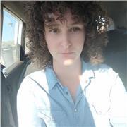 Profesora licenciada en educación física imparte clases de natación